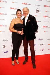 Jo Groebel mit Begleitung