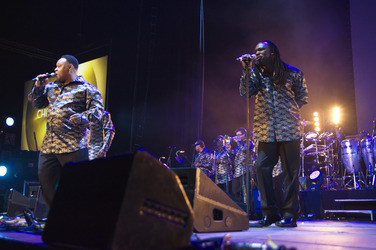 Devere Duckett und Tim Owens (Earth Wind & Fire Experience feat. Al McKay Allstars)