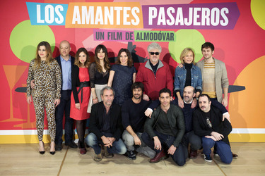 stehend: Pepa Charro, Jose Luis Torrijo, Laya Marti, Blanca Suárez, Lola Duenas, Pedro Almodóvar, Cecilia Roth, Raúl Arévalo und hockend: Guillermo Toledo, Hugo Silva, Miguel Ángel Silvestre, Javier Cámara und Carlos Areces