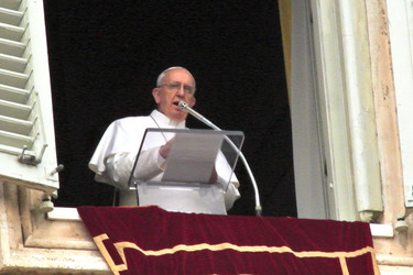 Papst Franziskus bei seinem ersten öffentlichen Angelus Gebet