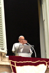 Papst Franziskus bei seinem ersten öffentlichen Angelus Gebet