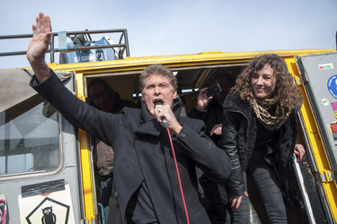 David Hasselhoff protestiert gegen Abbau der Berliner Mauer