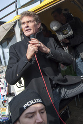 David Hasselhoff protestiert gegen Abbau der Berliner Mauer