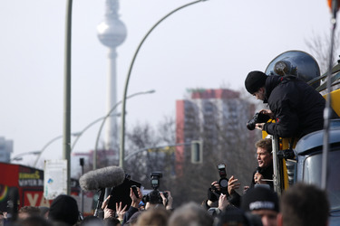 David Hasselhoff protestiert gegen Abbau der Berliner Mauer
