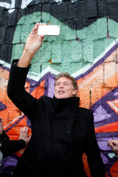 David Hasselhoff protestiert gegen Abbau der Berliner Mauer