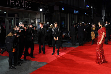 Rosario Dawson mit Fotografen