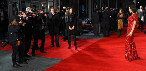 Rosario Dawson mit Fotografen