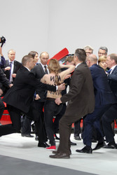 Proteste während des Messerundganges von Wladimir Putin und Angela Merkel, Hannover