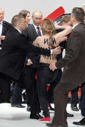 Proteste während des Messerundganges von Wladimir Putin und Angela Merkel, Hannover