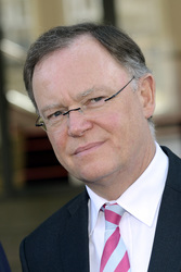Stephan Weil vor der Niedersächsischen Staatskanzlei