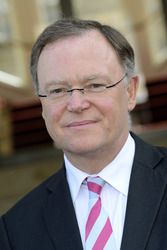 Stephan Weil vor der Niedersächsischen Staatskanzlei