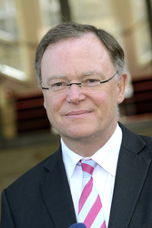 Stephan Weil vor der Niedersächsischen Staatskanzlei