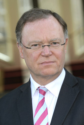 Stephan Weil vor der Niedersächsischen Staatskanzlei