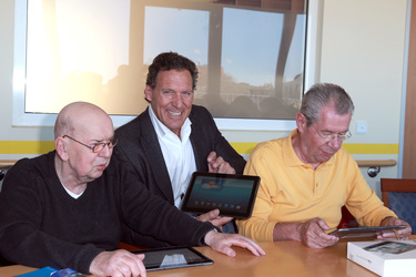 Tablet-PC Übergabe an Senioreneinrichtung, Hamburg