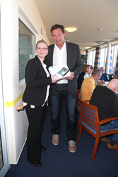 Ralf Moeller mit Einrichtungsleiterin Ariane Marschke