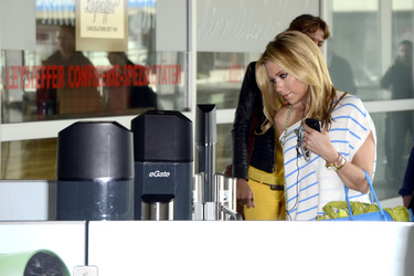 Sylvie van der Vaart am Flughafen, Köln