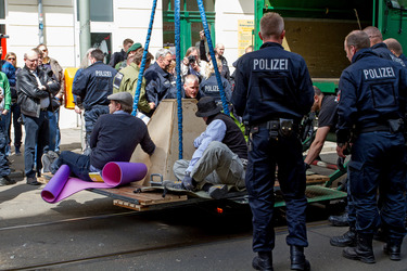 Protestaktion gegen Aufmarsch von Neonazis am 1. Mai, Berlin