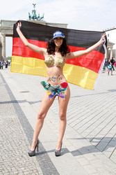 Micaela Schäfer am Brandenburger Tor, Berlin