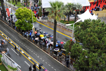 Festivalbesucher vor dem Palais des Festivals et des Congrès de Cannes