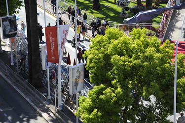 Besucher vor dem Palais des Festivals et des Congrès de Cannes