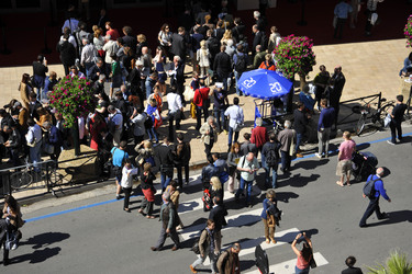 Besucher vor dem Palais des Festivals et des Congrès de Cannes