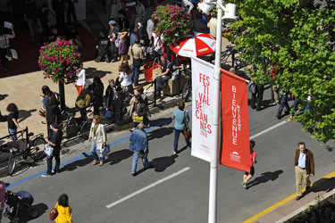 Besucher vor dem Palais des Festivals et des Congrès de Cannes
