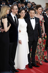 James Gray mit Gattin Alexandra Dickson Gray, Marion Cotillard, Jeremy Renner, Molly Conners