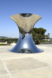 Skulptur aus poliertem Stahl