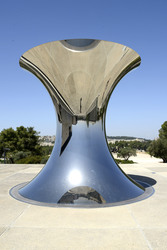 Skulptur aus poliertem Stahl