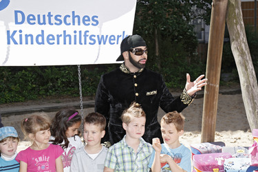 Schulranzenübergabe von und mit Harald Glööckler, Berlin