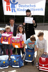 Schulranzenübergabe von und mit Harald Glööckler, Berlin