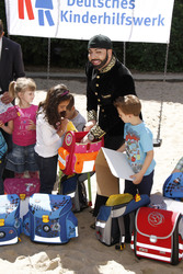 Schulranzenübergabe von und mit Harald Glööckler, Berlin