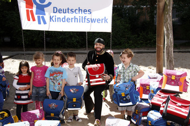 Schulranzenübergabe von und mit Harald Glööckler, Berlin