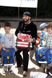 Schulranzenübergabe von und mit Harald Glööckler, Berlin