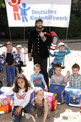Schulranzenübergabe von und mit Harald Glööckler, Berlin