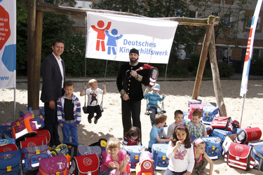 Schulranzenübergabe von und mit Harald Glööckler, Berlin