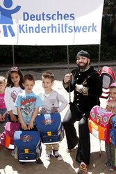 Schulranzenübergabe von und mit Harald Glööckler, Berlin