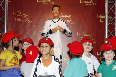 Enthülung der Wachsfigur von Mesut Oezil, Berlin