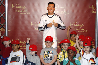 Enthülung der Wachsfigur von Mesut Oezil, Berlin