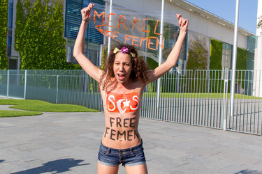 Femen Protest am Bundeskanzleramt, Berlin