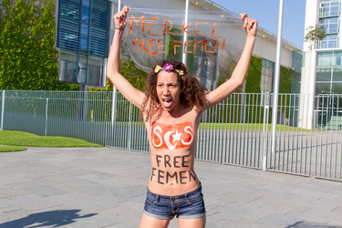 Femen Protest am Bundeskanzleramt, Berlin