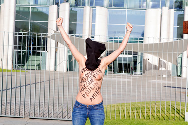 Femen Protest am Bundeskanzleramt, Berlin