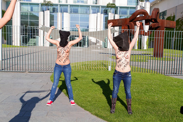 Femen Protest am Bundeskanzleramt, Berlin