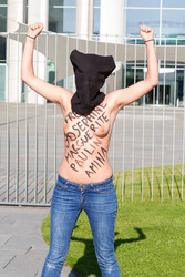 Femen Protest am Bundeskanzleramt, Berlin