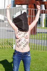 Femen Protest am Bundeskanzleramt, Berlin