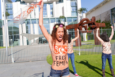 Femen Protest am Bundeskanzleramt, Berlin
