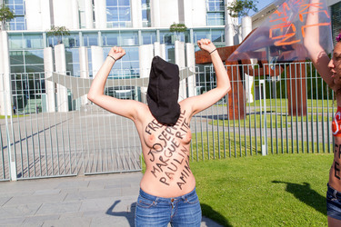Femen Protest am Bundeskanzleramt, Berlin