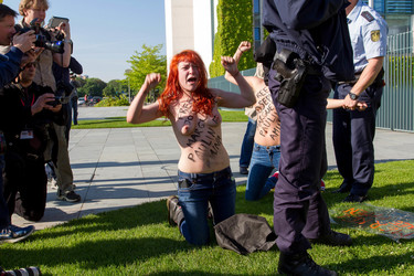 Femen Protest am Bundeskanzleramt, Berlin