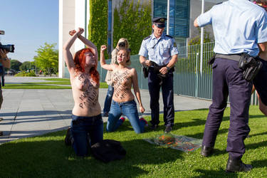Femen Protest am Bundeskanzleramt, Berlin
