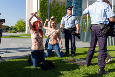 Femen Protest am Bundeskanzleramt, Berlin